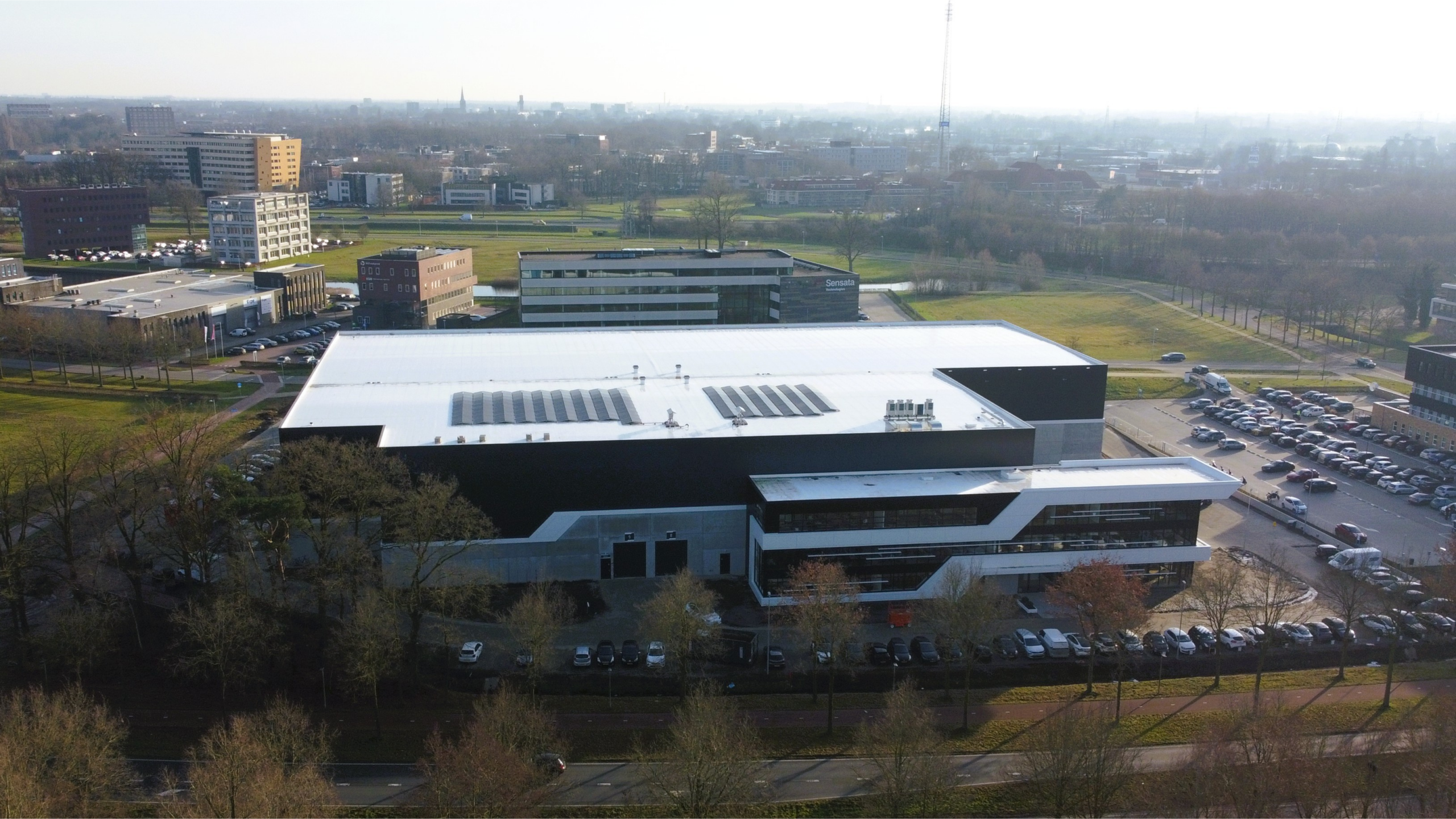 The new, gas-free head office with solar panels on the roof